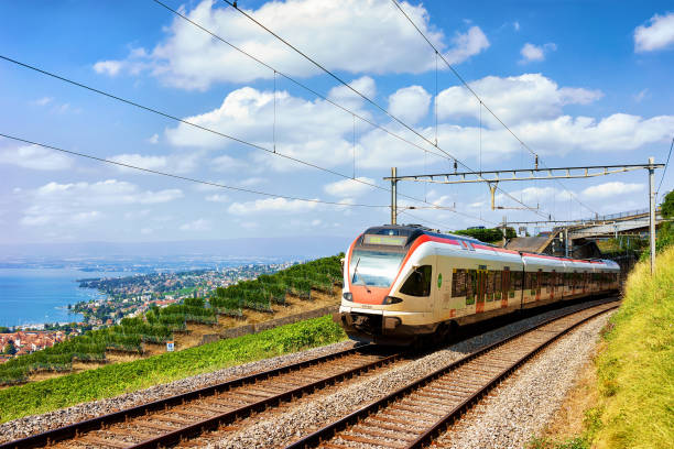 ラヴォー ヴィンヤード テラスで湖ジュネーブ スイス アルプスの鉄道します。 - european culture provence alpes cote dazur france western europe ストックフォトと画像