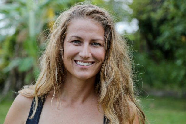 43 años mujeres naturales mirada, expresiones faciales de felicidad - 40 44 years fotografías e imágenes de stock