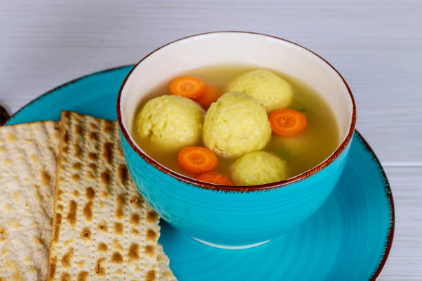 マツ マット ボール スープ過ぎ越しの祭りユダヤ人の休日食品 - マッツァ団子のスープ - matzo soup passover judaism ストックフォトと画像