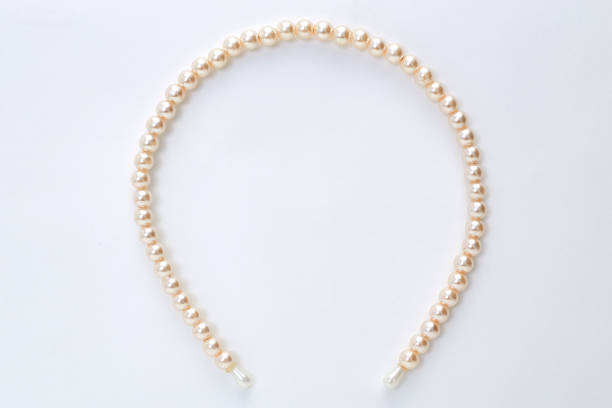 白い背景に分離された大きな白い真珠とバンドを頭します。 - rubber band ストックフォトと画像