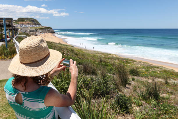 해변-호주 뉴캐슬-여자 복용 사진 보기의 바. - australia photographing camera beach 뉴스 사진 이미지