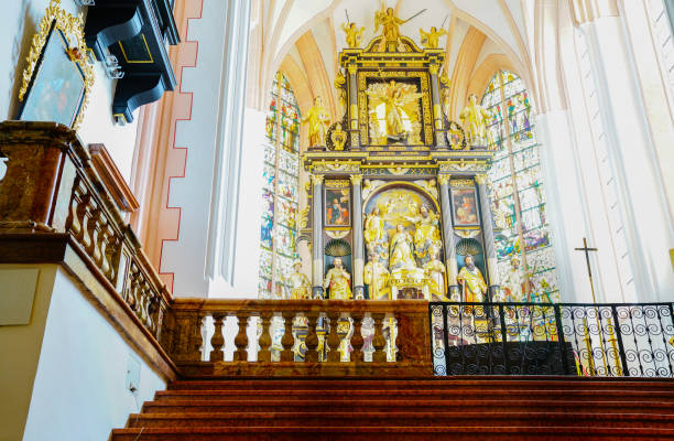 im inneren der basilika st. michael wunderschöne ornamente und verändert und die struktur der berühmten kirche. - indoors cathedral salzburg cathedral salzburg stock-fotos und bilder