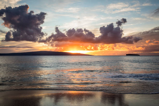 マウイ島のビーチで熱帯の夕日。 - hawaii islands maui big island tropical climate ストックフォトと画像