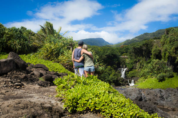 couple by ohe'o gulch - scenic waterfall in maui. - haleakala national park imagens e fotografias de stock