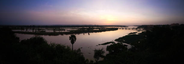 vista aerea sul fiume niger a niamey al tramonto niger - niger delta foto e immagini stock