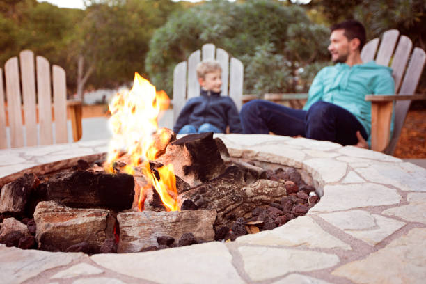 family by firepit - forest sitting men comfortable imagens e fotografias de stock