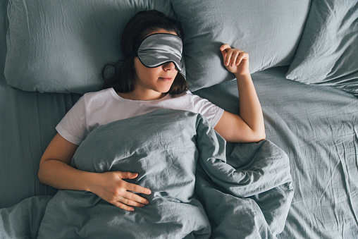 Kadın Göz Bandı Gri Yatakta Uyumak Kopya Alanı Stok Fotoğraflar & Uyumak'nin Daha Fazla Resimleri - Uyumak, Kadın, Yatak - iStock