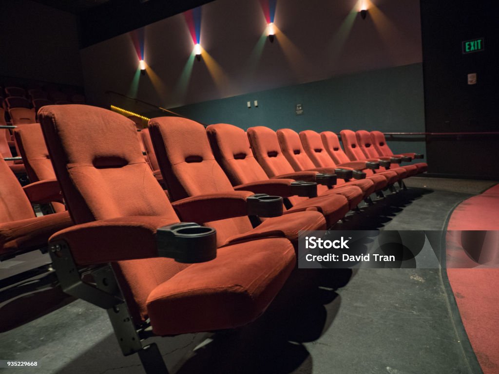 올드 스쿨 영화 극장 오렌지 좌석 앞 줄 Performing Arts Event에 대한 스톡 사진 및 기타 이미지 ...