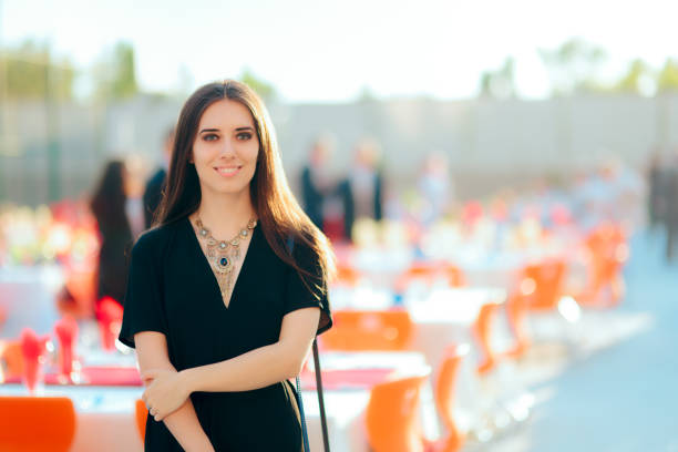 event planner pr specialista donna organizzazione outdoor party - necklace horizontal waist up outdoors foto e immagini stock