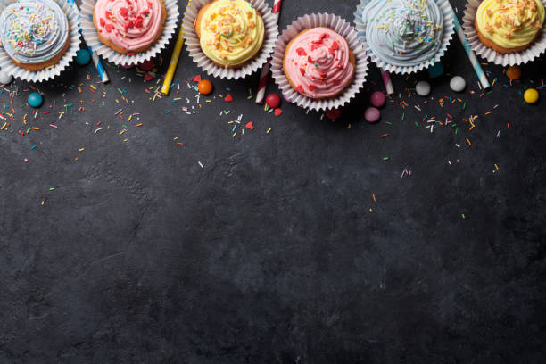 сладкие кексы - cupcake sprinkles baking baked стоковые фото и изображения