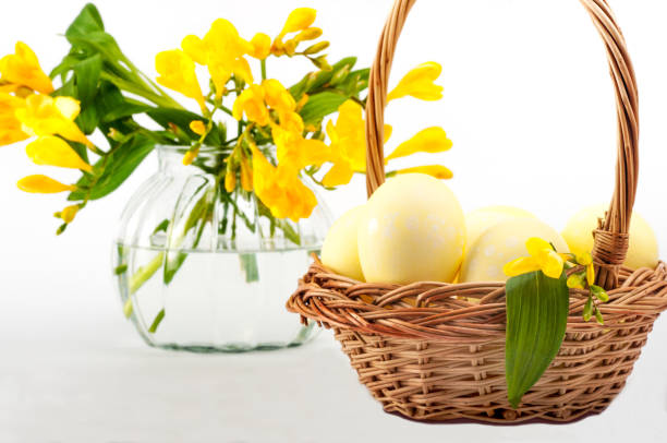 huevos pintados de pascua. coloridos bodegones - easter holiday feast day yellow fotografías e imágenes de stock