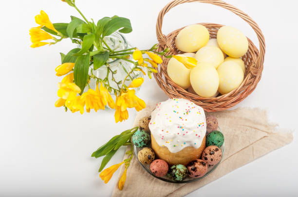 перепелиные яйца. окрашенные яйца на пасху. красочные натякоки - easter holiday feast day yellow стоковые фото и изображения