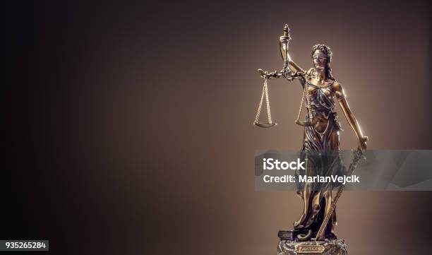 Estatuto De La Justicia Estatua De Bronce Dama Justicia Holding Escalas Y La Espada Foto de stock y más banco de imágenes de Abogado