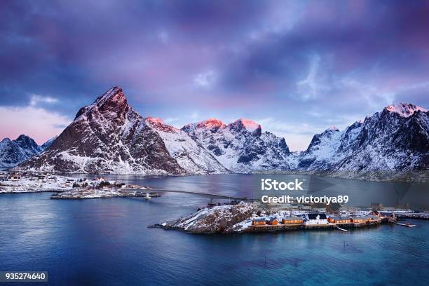 Foto de Paisagem Da Pitoresca Aldeia Piscatória Nas Montanhas De Lofoten e mais fotos de stock de Aldeia