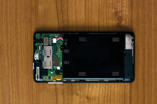 istock Back of smartphone, phone in repair 935275272