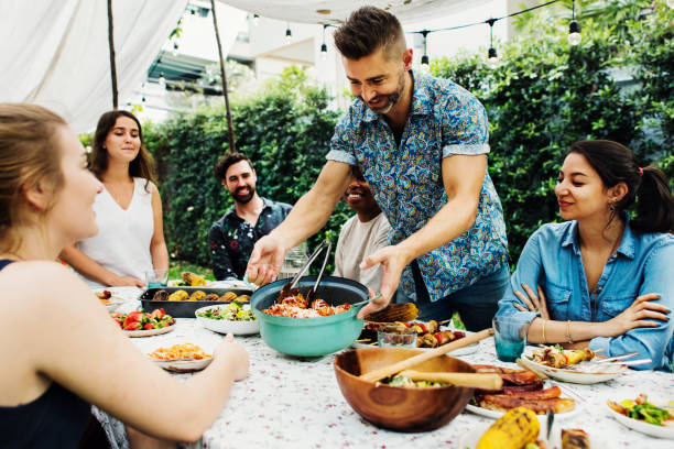 grupo de diversos amigos disfrutando juntos de fiesta de verano - comida verano fotografías e imágenes de stock