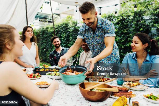 Foto de Grupo De Diversos Amigos Curtindo A Festa De Verão Juntos e mais fotos de stock de Prato de comida para levar em festa