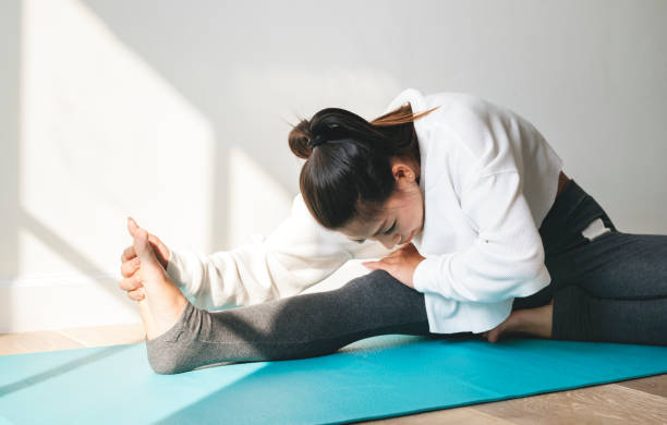 アジア女性のストレッチ - stretching yoga exercise mat women ストックフォトと画像