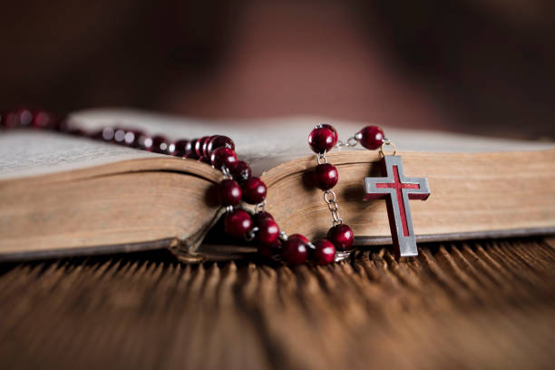 concepto católico. sagrada comunión. - rosario fotografías e imágenes de stock