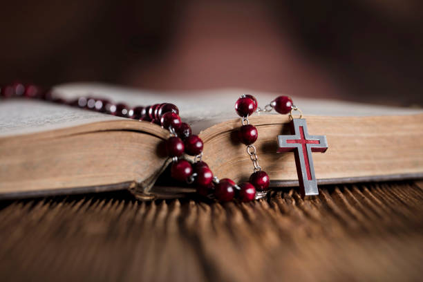 카톨릭 교 개념입니다. 성령 교회입니다. - prayer beads 뉴스 사진 이미지