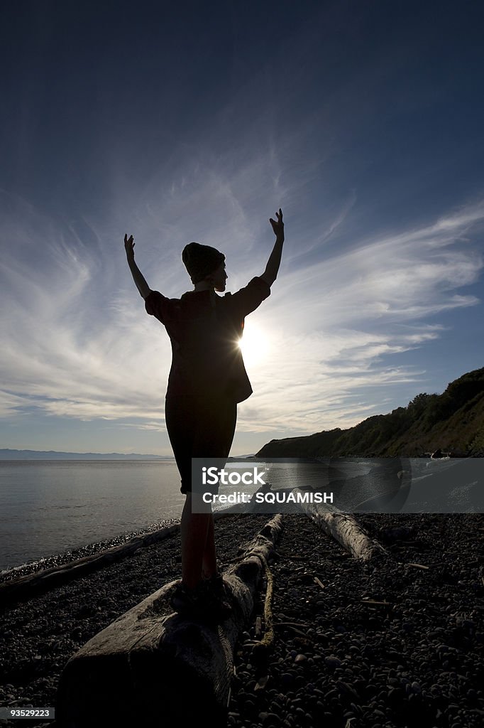 Silhueta de mulher em uma praia - Foto de stock de Adolescente royalty-free