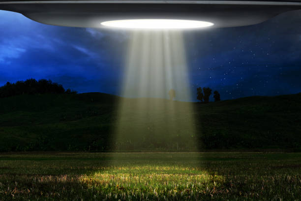 밤에 도착 하는 ufo - mystery alien space military invasion 뉴스 사진 이미지
