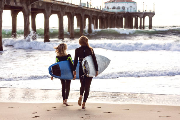 ロサンゼルス ・ カリフォルニア州でサーフィンに行くの女性の友人 - santa monica surfing beach city of los angeles ストックフォトと画像