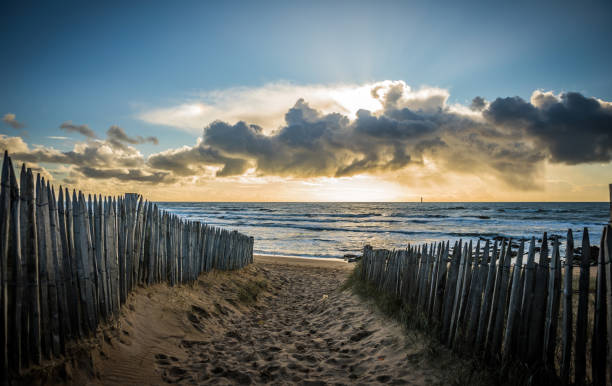 ogrodzona ścieżka na plażę - sea passage obrazy zdjęcia i obrazy z banku zdjęć