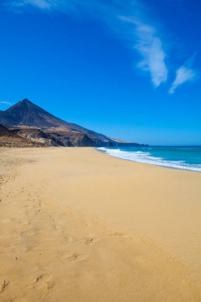 roque del moro e montaña aguda - marco geológico de fuerteventura - volcanic landscape rock canary islands fuerteventura - fotografias e filmes do acervo