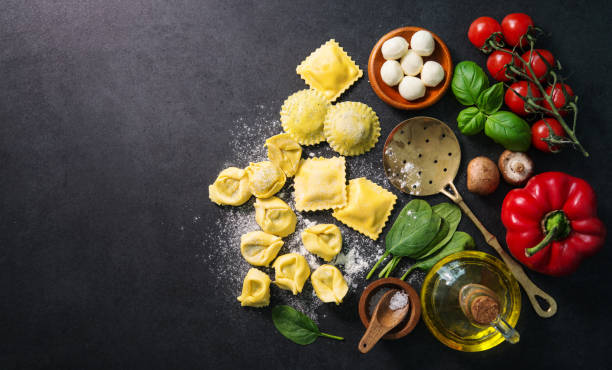ravioli freschi italiani fatti in casa - italian cuisine dry pasta directly above foto e immagini stock