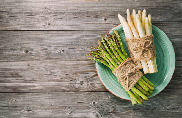 나무 배경에 신선한 녹색과 백색 아스파라거스의 큼 - asparagus vegetable isolated freshness 뉴스 사진 이미지