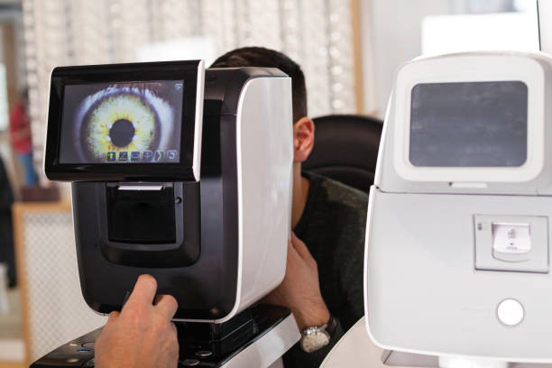 examen de optometría - doctor reading chart human eye fotografías e imágenes de stock