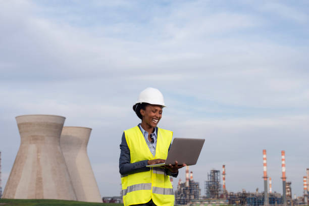 frau ingenieur überprüfung der daten des öl-raffinerie. - kernenergie stock-fotos und bilder