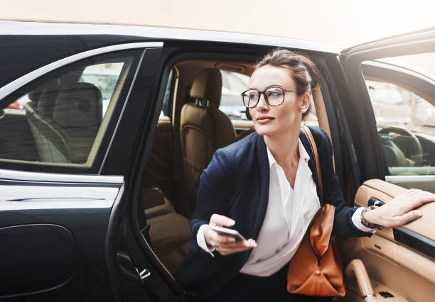 私は急いでする必要があるかが遅くなります - car smart phone business businesswoman ストックフォトと画像