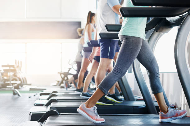 フィットネスにルートを実行することができるとき - treadmill gym health club exercising ストックフォトと画像