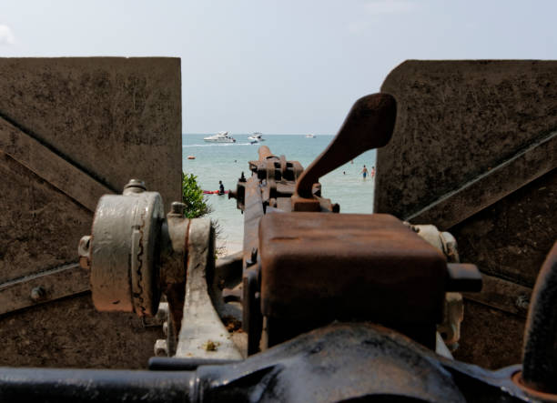 il cannone della seconda guerra mondiale sulla spiaggia - world war ii battlefield landscape battle foto e immagini stock