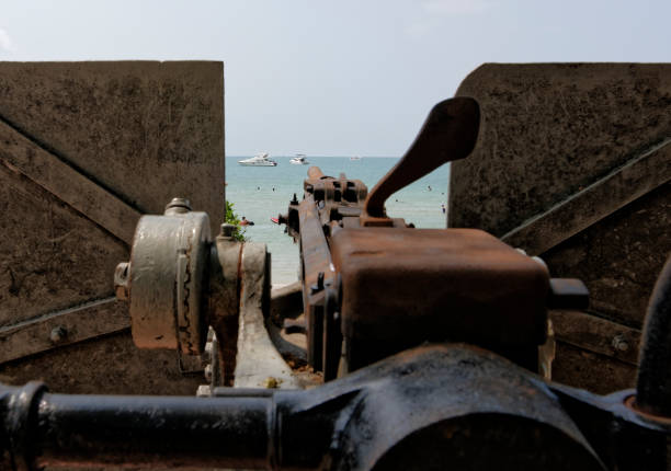 il cannone della seconda guerra mondiale sulla spiaggia - world war ii battlefield landscape battle foto e immagini stock