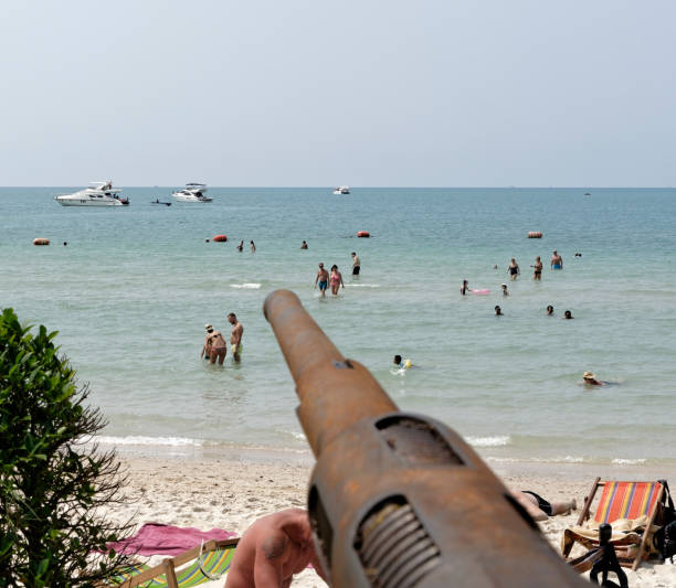 die kanone des zweiten weltkriegs am strand - world war ii battlefield landscape battle stock-fotos und bilder