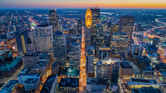 Centro de la ciudad Minneapolis - vista aérea al atardecer photo