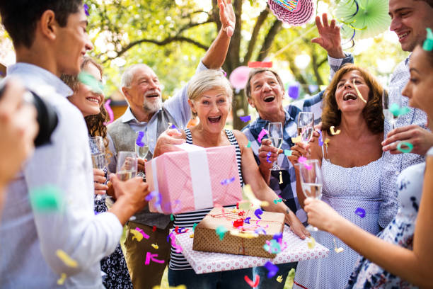 семейный праздник или садовая вечеринка на заднем дворе. - celebration confetti party summer стоковые фото и изображения