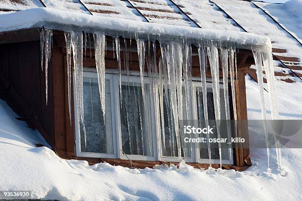 Photo libre de droit de Icicles En Bois De La Fenêtre banque d'images et plus d'images libres de droit de Alpes européennes - Alpes européennes, Alpes suisses, Architecture