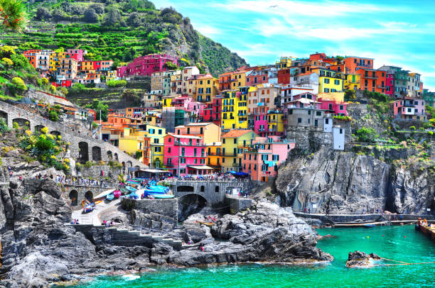 beautiful view of manarola town. is one of five famous colorful villages of cinque terre national park in italy, suspended between sea and land on sheer cliffs. liguria region of italy. - manarola imagens e fotografias de stock