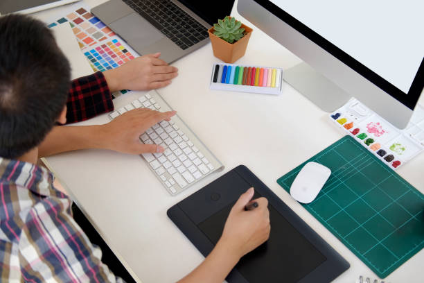 istock Graphic designer and coworker brainstorm 935380350