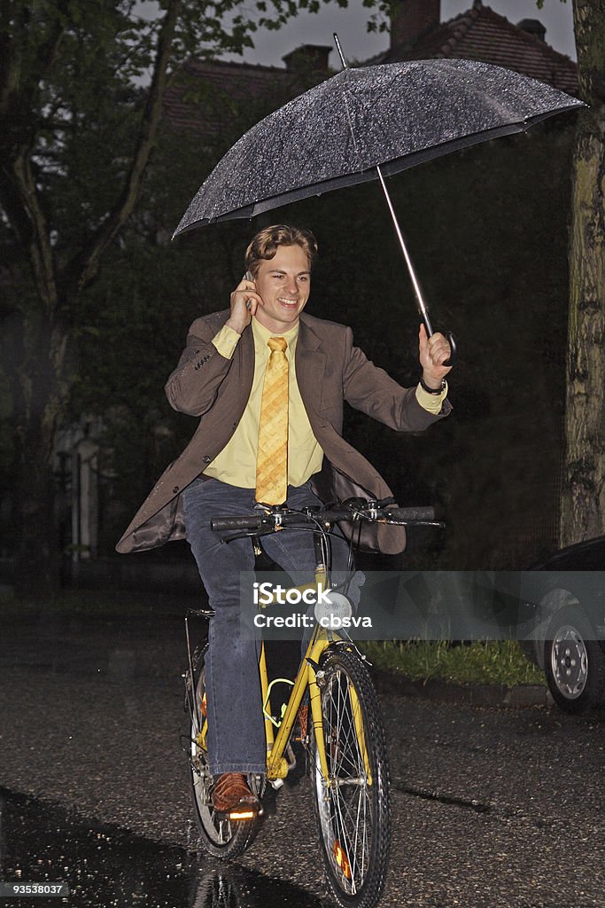 Telefonar na chuva - Foto de stock de Adulto royalty-free