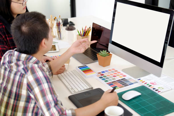 istock Graphic designer and coworker brainstorm 935380374