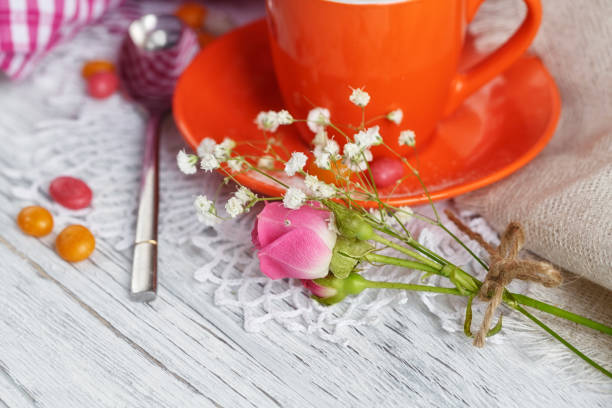 taza de café y croissant con rosas - orange rose candy valentines day fotografías e imágenes de stock