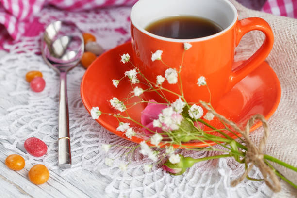 taza de café y croissant con rosas - orange rose candy valentines day fotografías e imágenes de stock