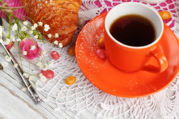 taza de café y croissant con rosas - orange rose candy valentines day fotografías e imágenes de stock