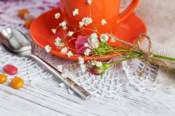 taza de café y croissant con rosas - orange rose candy valentines day fotografías e imágenes de stock