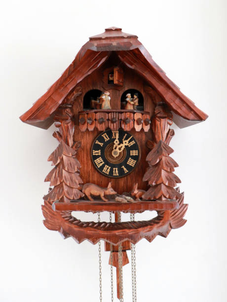 pendule à coucou la main ornementales brun de la forêt noire, allemagne (sur fond blanc) - cuckoo clock clock german culture antique photos et images de collection